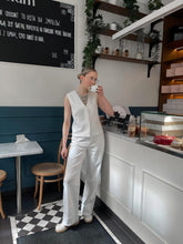 A lady wears white jeans.